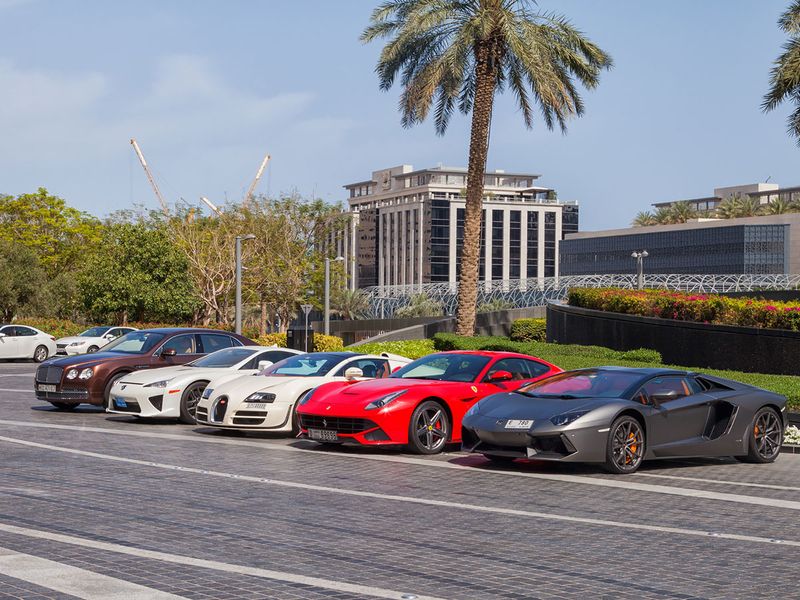 Uae cars. Порше Халифа Дубай. Дубай Люксери. Суперкары в Дубае. Арабские эмираты парковка.